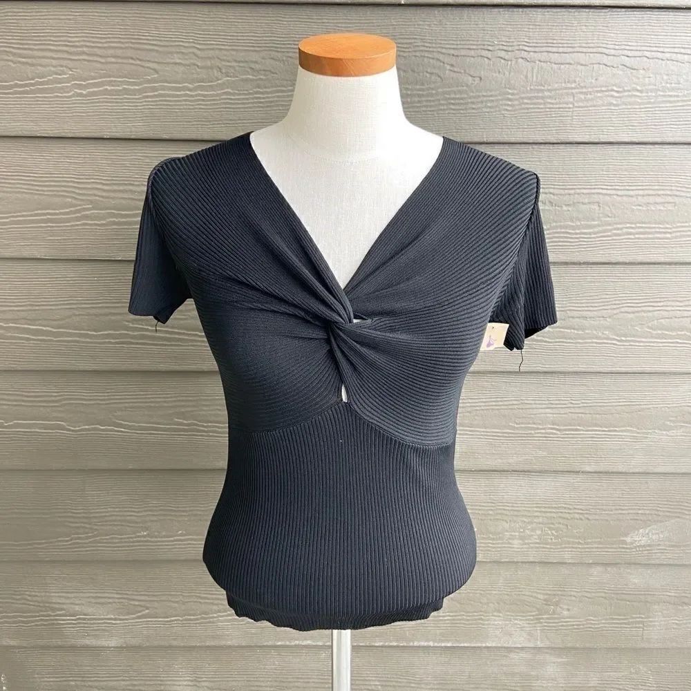 Main Strip Short Sleeve Front Knot Knit Top